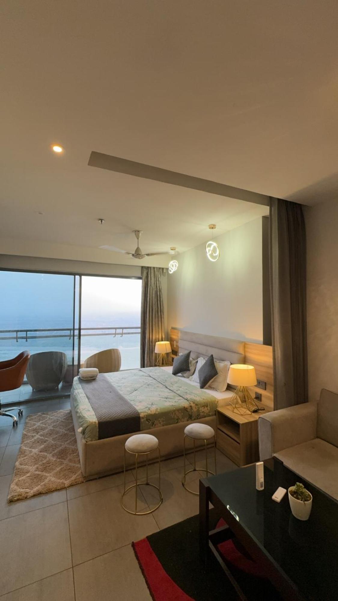 Skyline Apartment *
